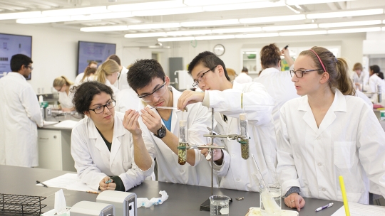  Laurentian University students working in lab